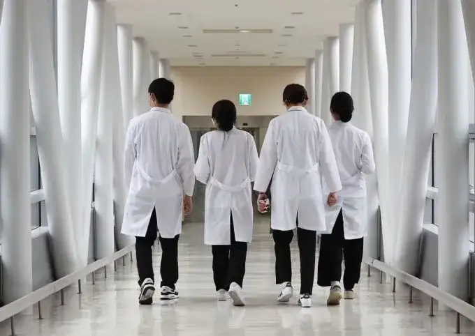 Ile zarabia lekarz w Korei Południowej? Szokujące fakty o pensjach