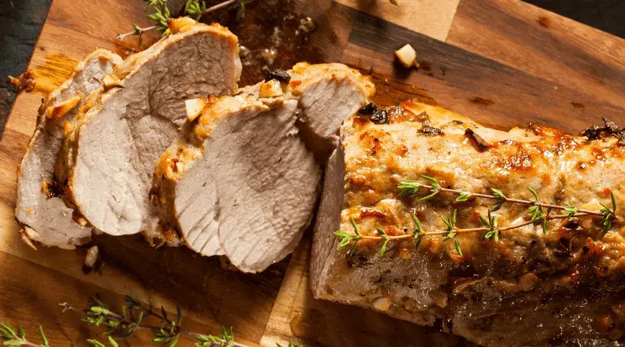 Jak długo piec polędwiczki wieprzowe w rękawie, aby były soczyste?