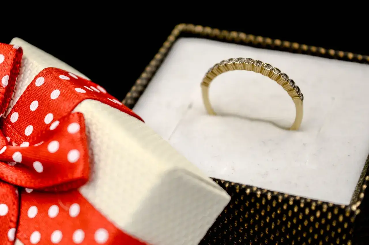 Najpierw obrączka czy pierścionek - odkryj tradycyjne zasady noszenia