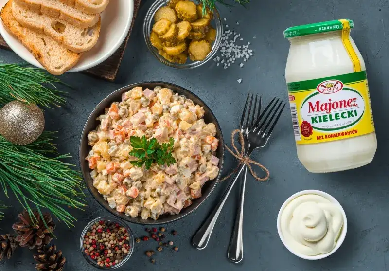 Jak ozdobić sałatkę jarzynową, by zachwycić gości i dodać smaku