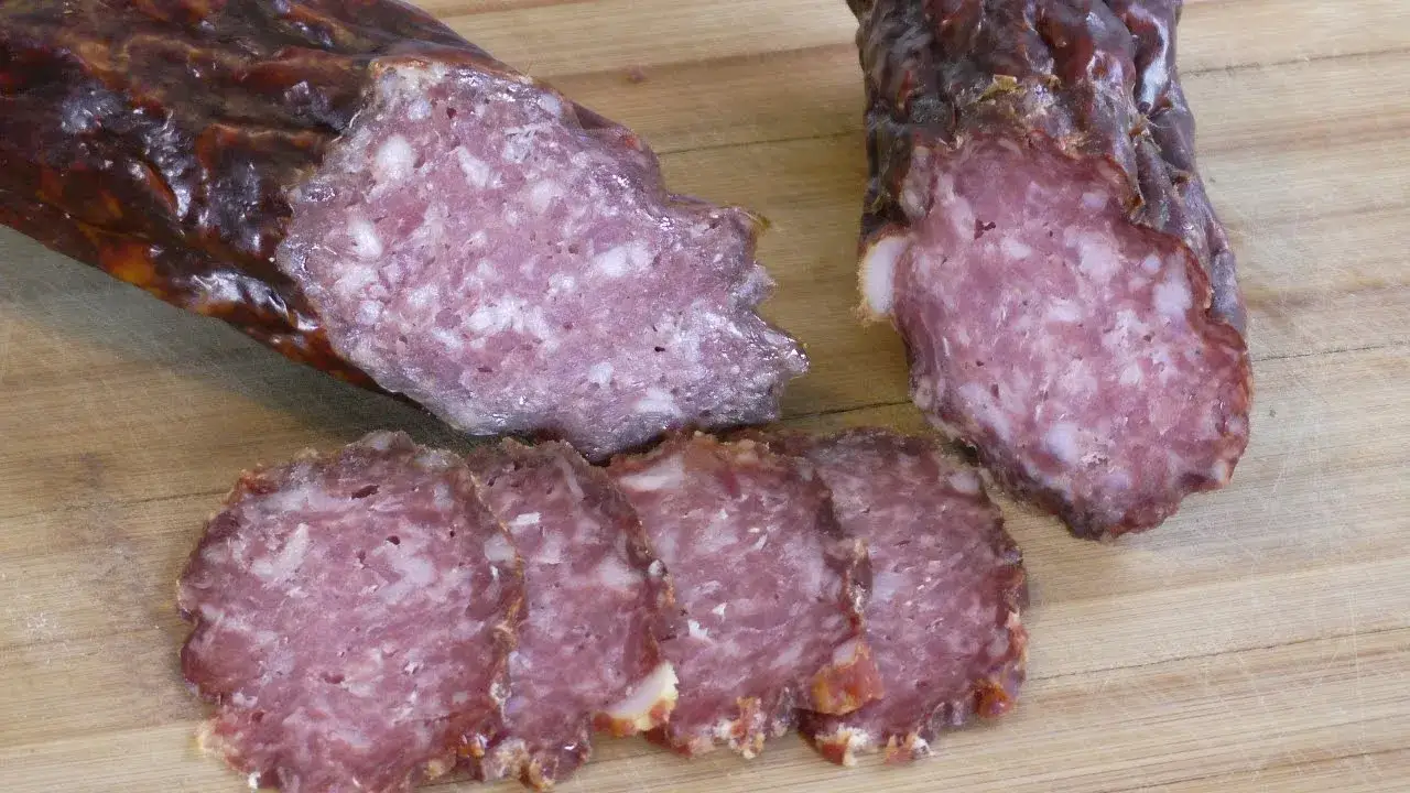 Kiełbasa długodojrzewająca: sekrety produkcji i wyjątkowe smaki