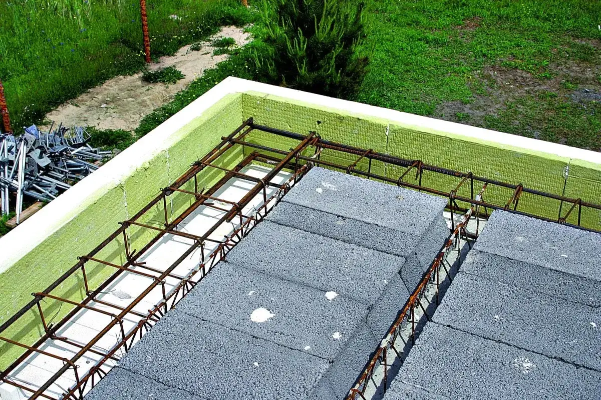 Zbrojenie wieńca w narożu, przygotowane do zalania betonem. Stalowe pręty tworzą solidną konstrukcję.