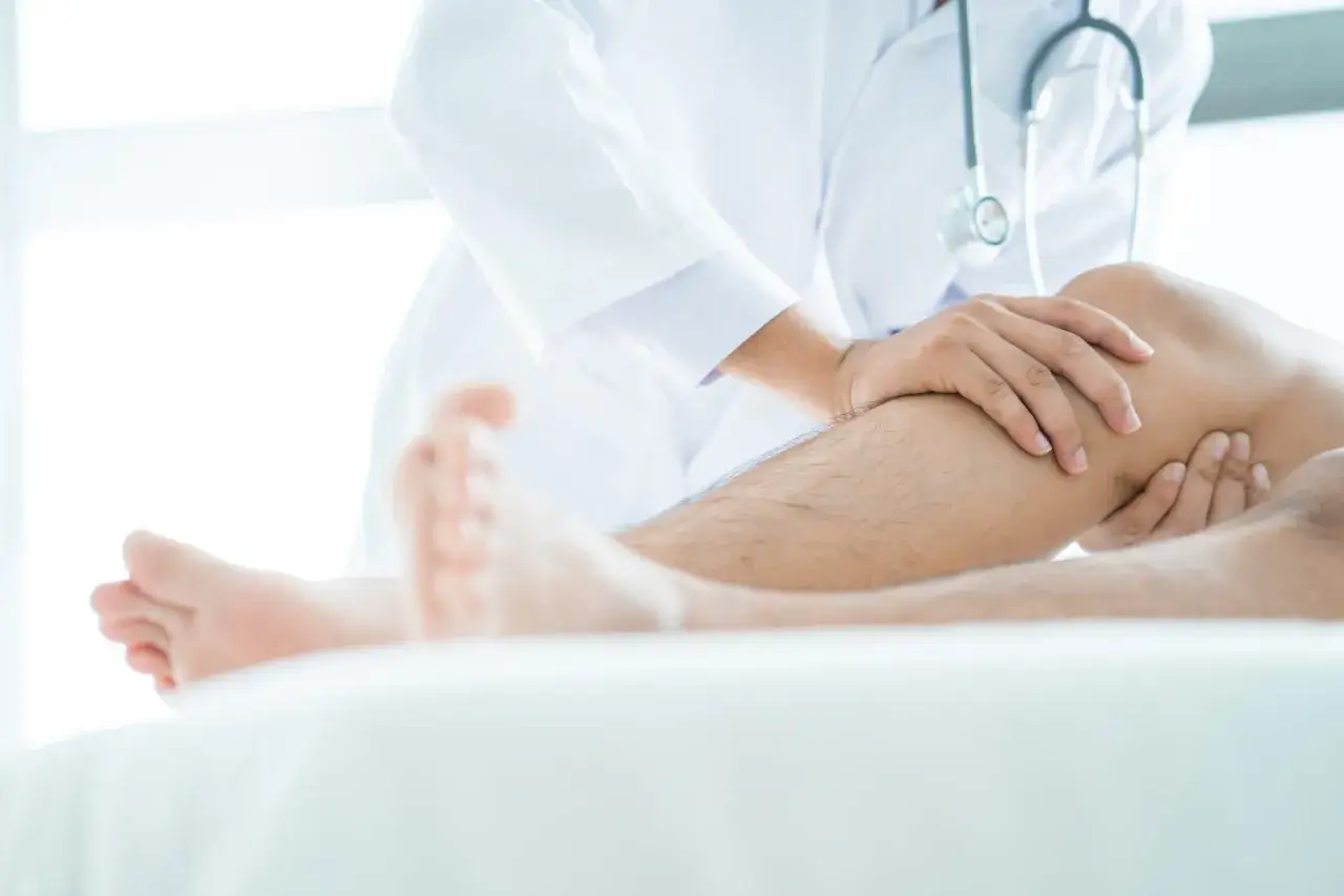 Ból nóg? Sprawdź, do którego lekarza iść objawy wskażą drogę