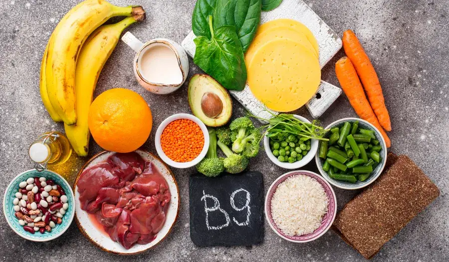 Produkty bogate w witaminę B12: Jak skutecznie uzupełnić niedobory?