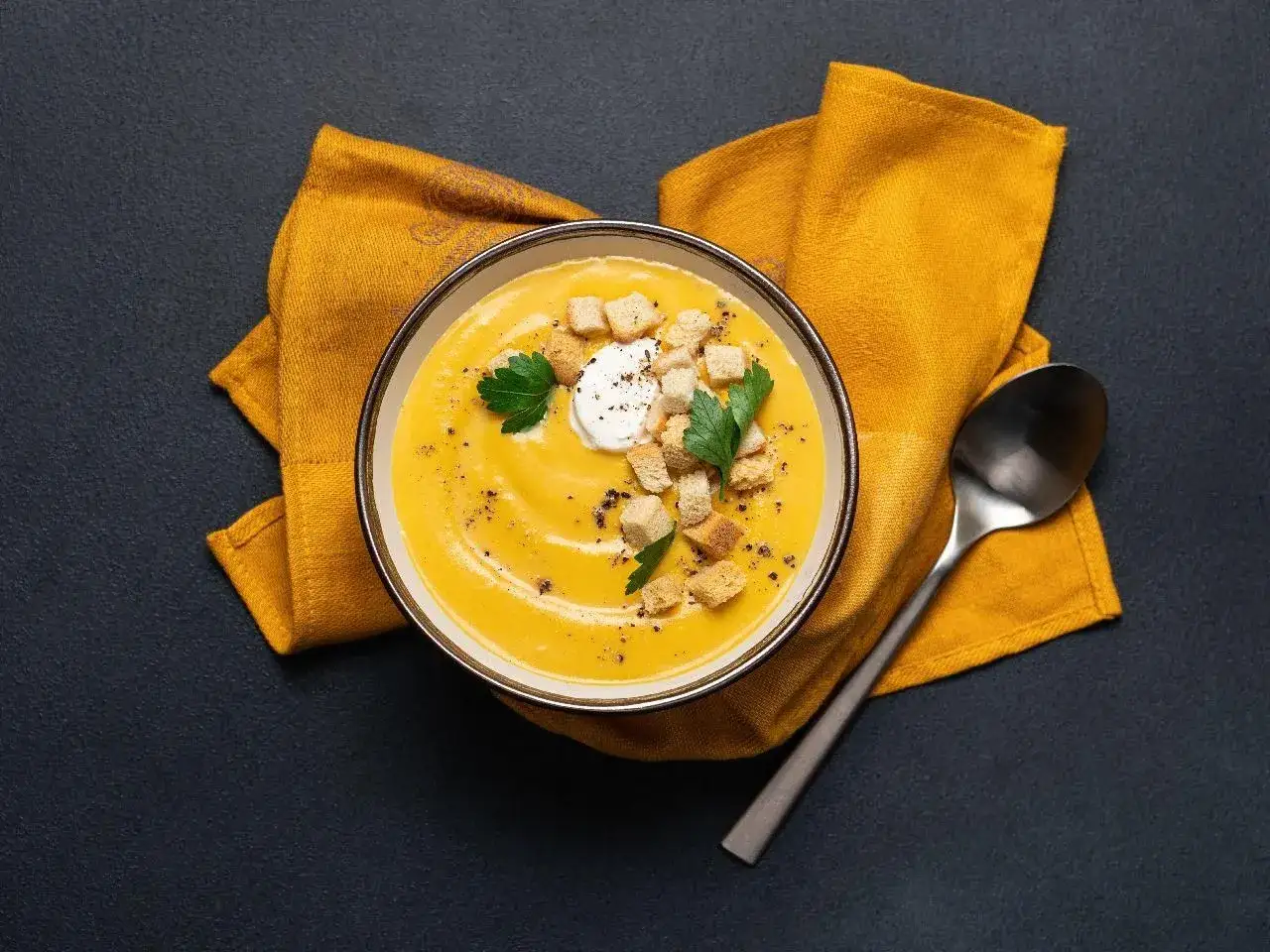 Z czym podawać zupę dyniową, aby zaskoczyć swoich gości?