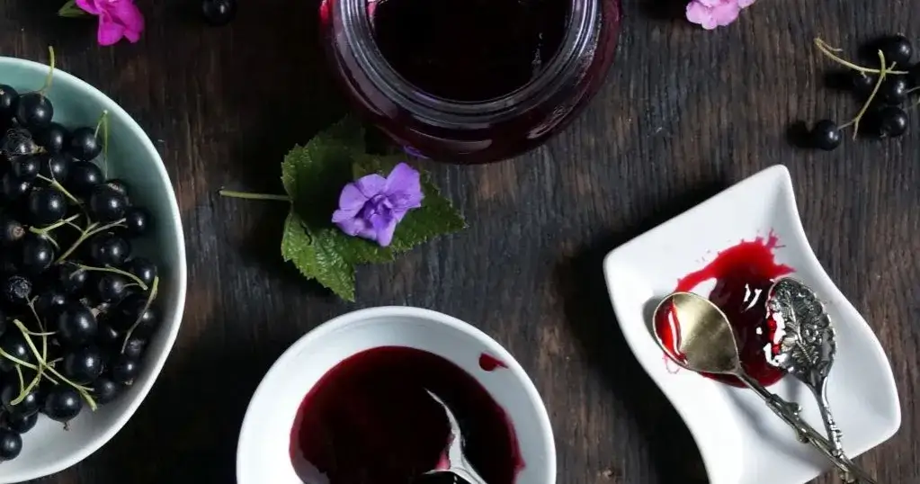 Jak zrobić idealną galaretkę z czarnej porzeczki – prosty przepis i porady