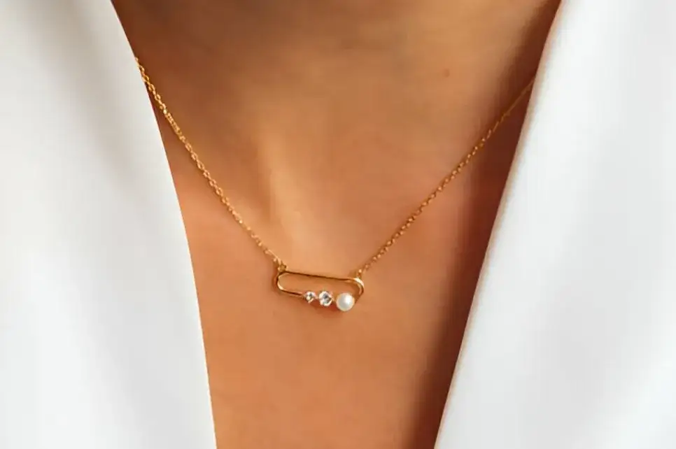 Agrafka na szyi: Bunt czy wsparcie? Odkryj moc symboliki