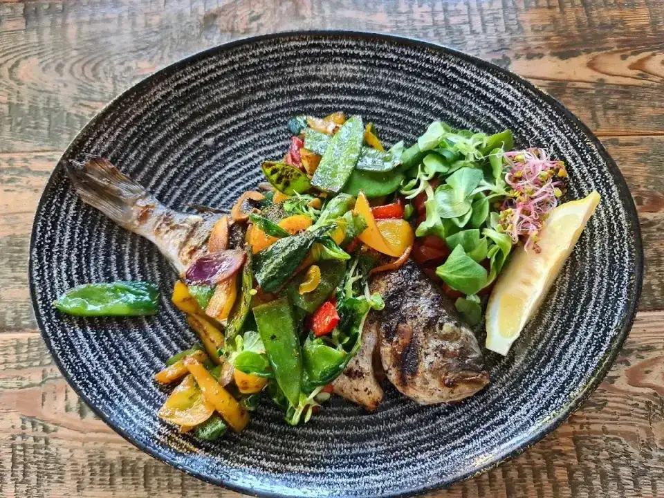 Jastrzębia Góra - gdzie zjeść poza sezonem i uniknąć pustych ulic