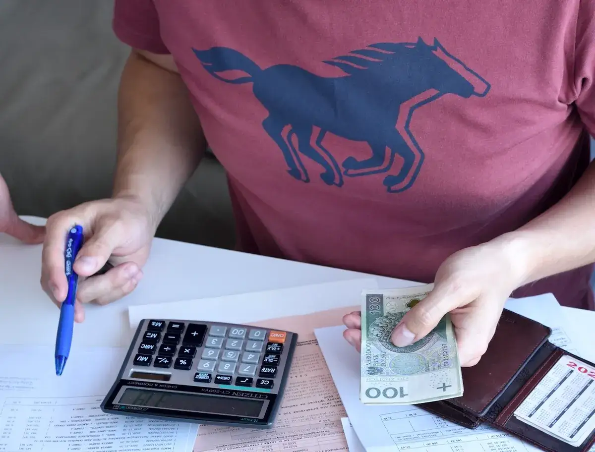 Ile bierze elektryk za godzinę? Sprawdź stawki i oszczędź pieniądze