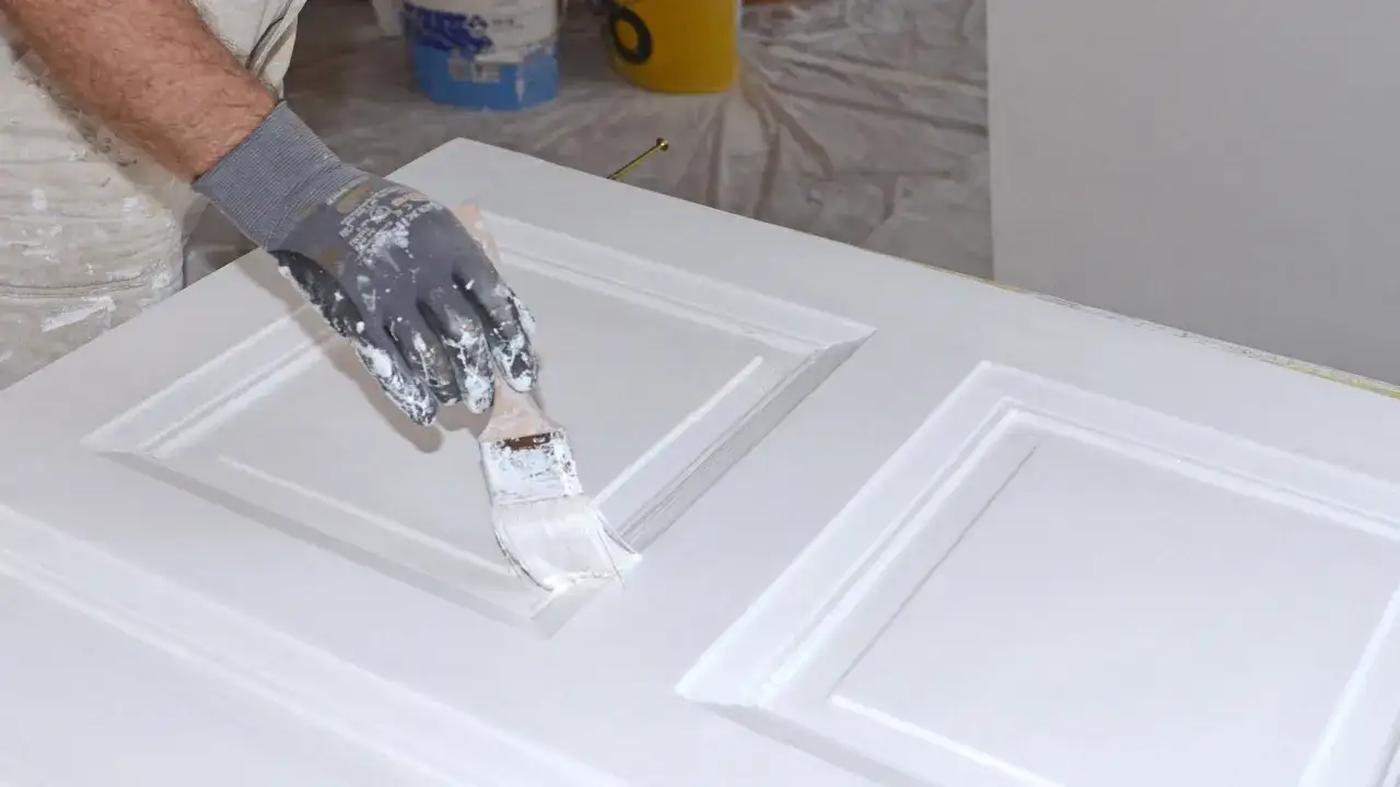 Renowacja drzwi z okleiny: Malowanie krok po kroku. Czy to proste?