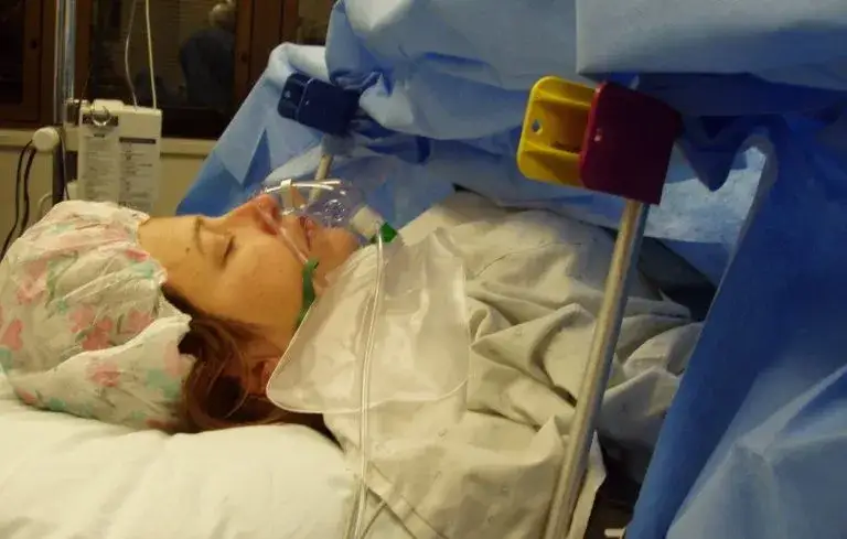 Ile trwa cesarka? Poznaj czas zabiegu i co go wydłuża