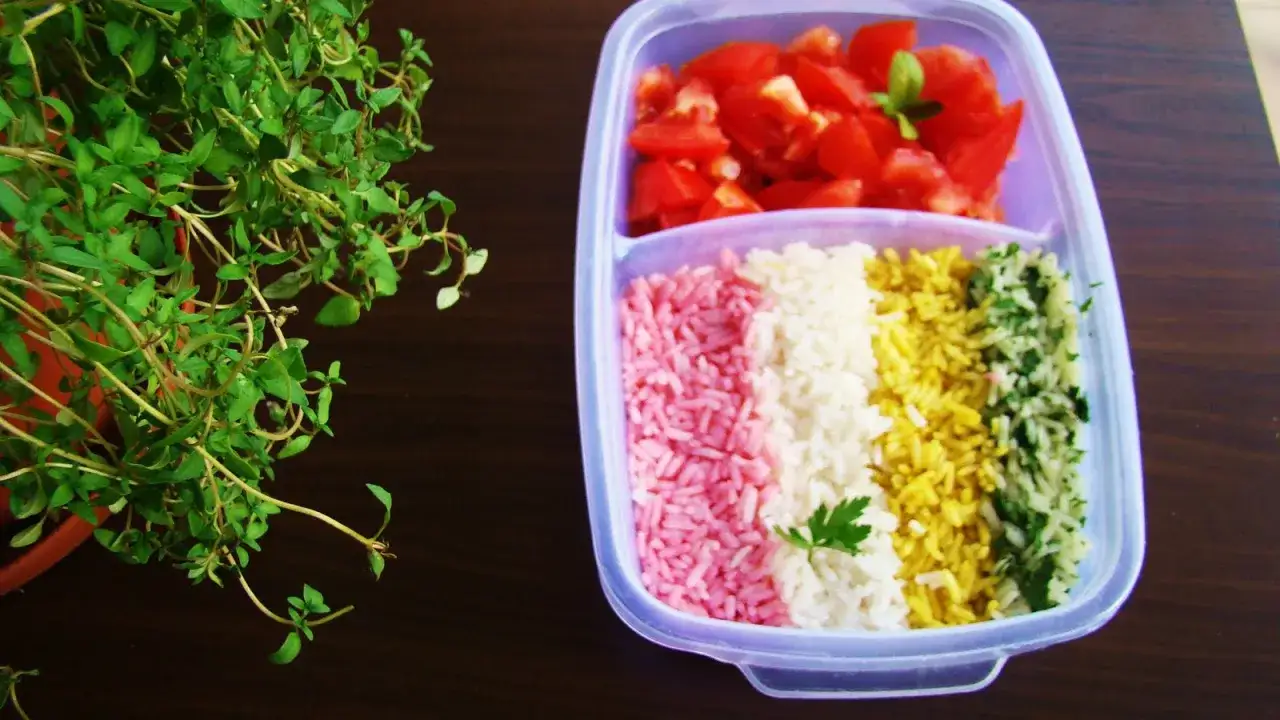 Jak łatwo zabarwić ryż? Przepisy na kolor do kuchni i zabaw