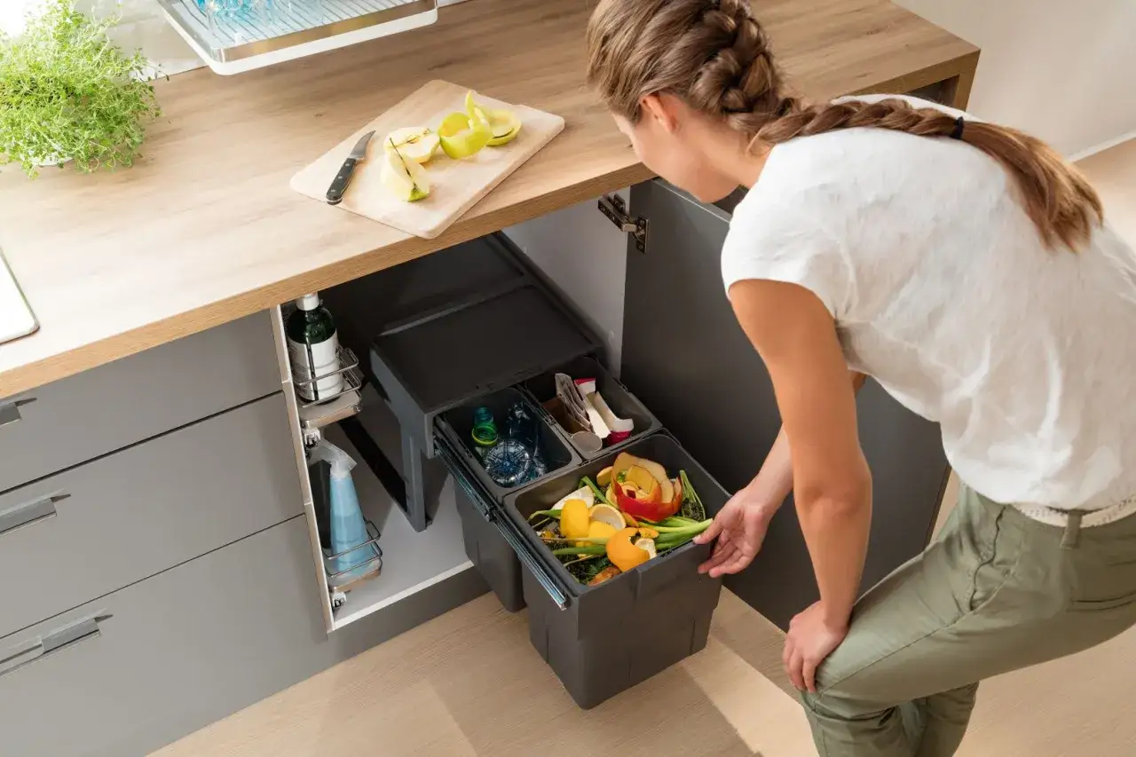 Jak zorganizować szafkę pod zlewem? 5 frakcji i bezpieczna chemia