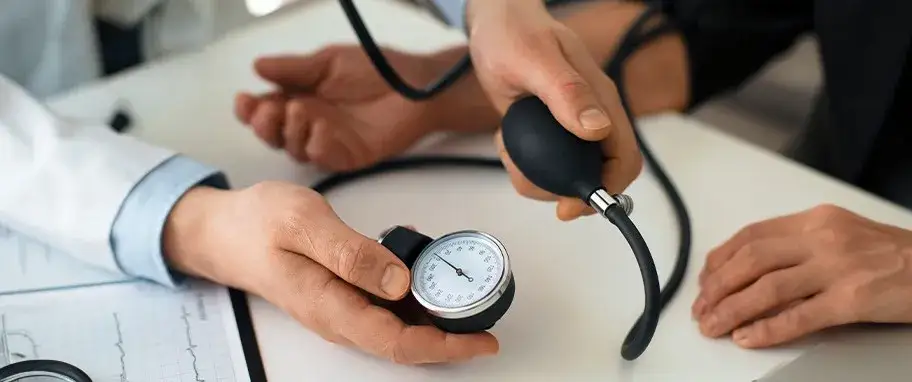 Niskie ciśnienie: Objawy, przyczyny i domowe sposoby na poprawę samopoczucia