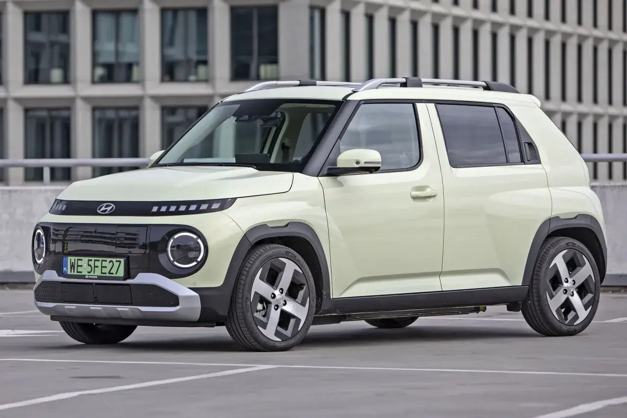 Jasnozielony Hyundai Exter na parkingu. Zastanawiasz się, ile kosztuje najtańszy samochód elektryczny? Ten model może być odpowiedzią.