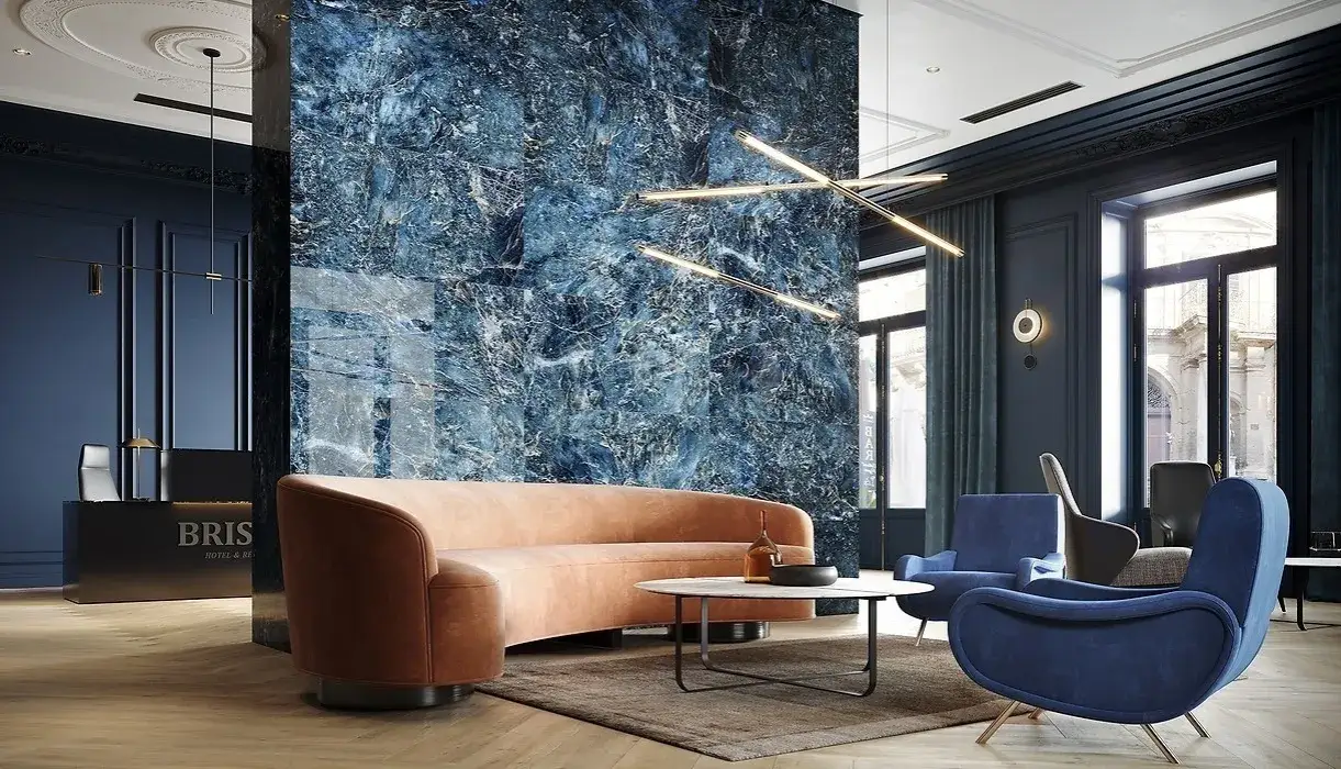 Czym łączyć granatową ścianę w salonie, aby stworzyć eleganckie wnętrze