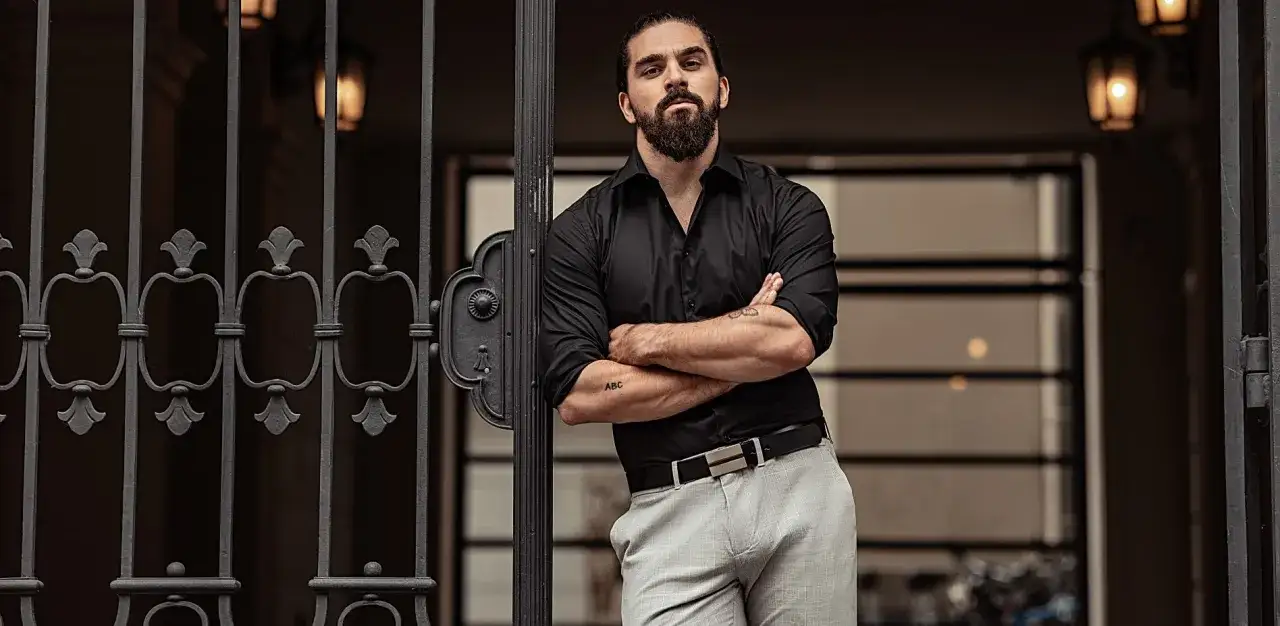 Czarna koszula: jakie spodnie? Kompletny poradnik stylu (męski i damski)