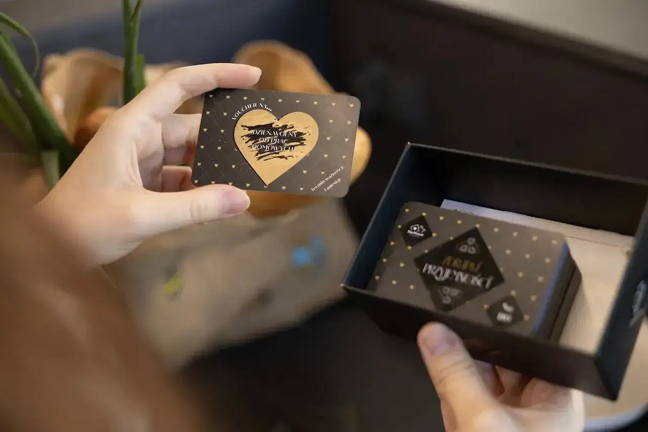 Karta z napisem "Voucher na dzień wolny od pracy domowych" i informacją o terminie ważności 1 miesiąc. To ważna wskazówka, ile wynosi okres reklamacyjny w zdrapkach.