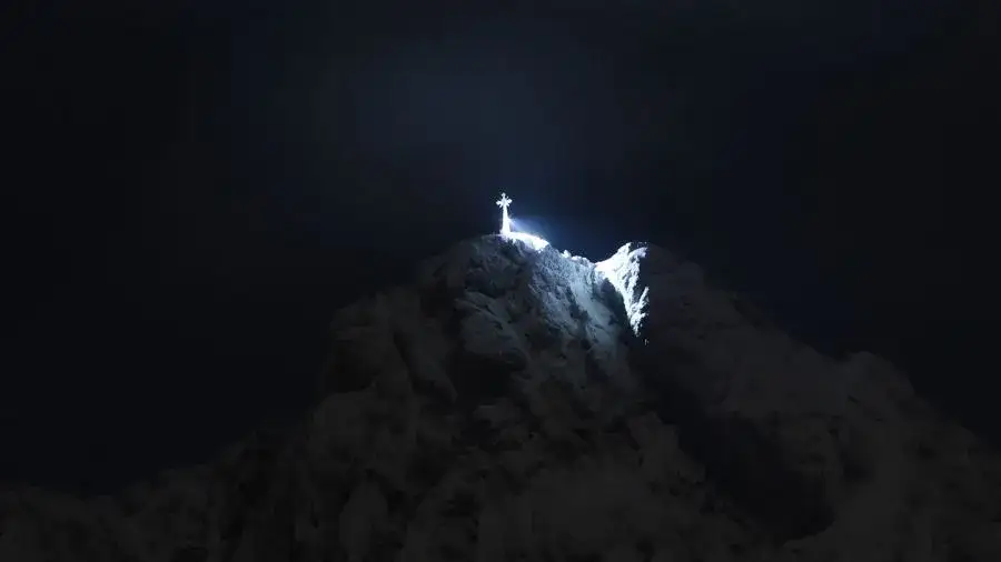 Czy krzyż na Giewoncie jest oświetlony w wyjątkowe dni? Zobacz to!