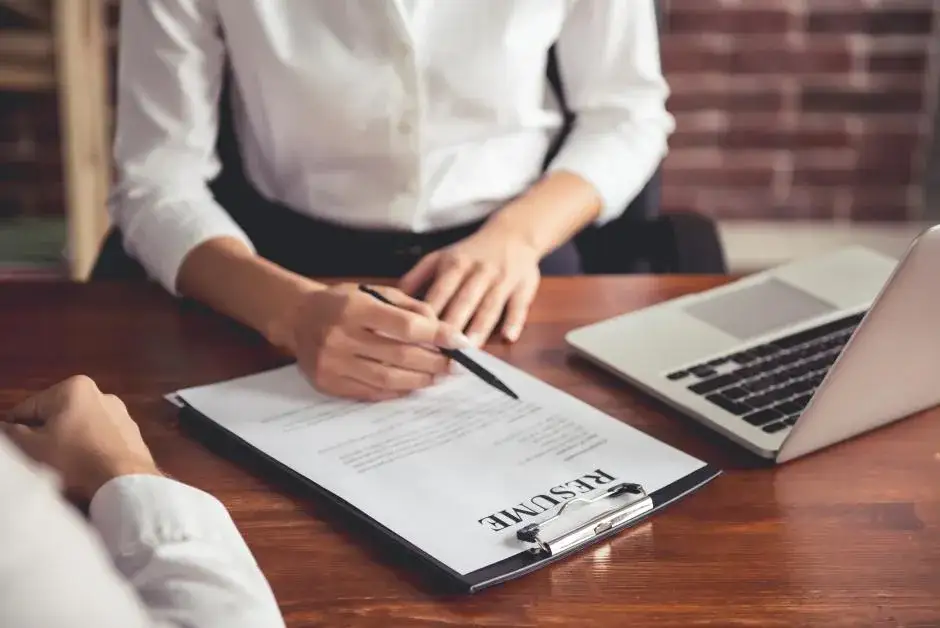 Czy CV można napisać ręcznie? Zobacz zalety i wady tego rozwiązania