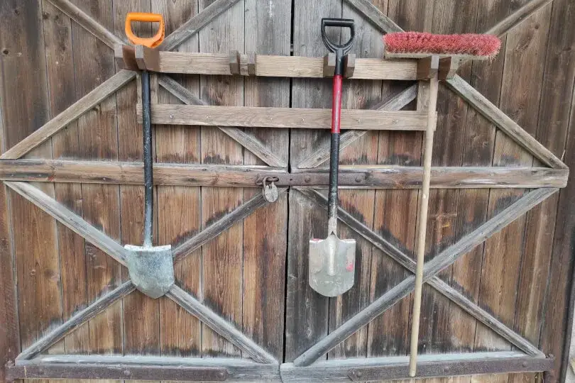 Jak zrobić wieszak na narzędzia ogrodowe? Prosty DIY [Poradnik]