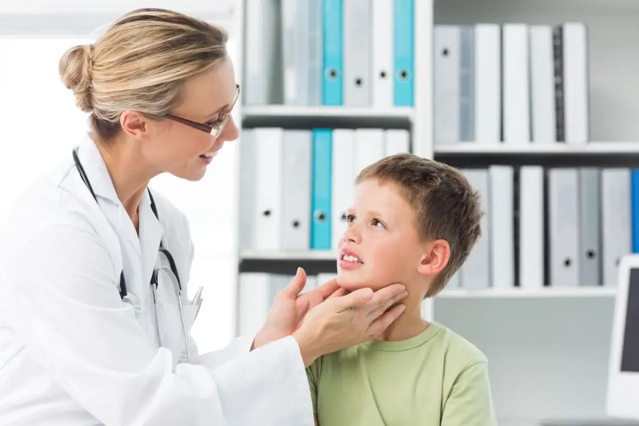 Skuteczne sposoby na zapalenie gardła u dziecka - co warto wiedzieć