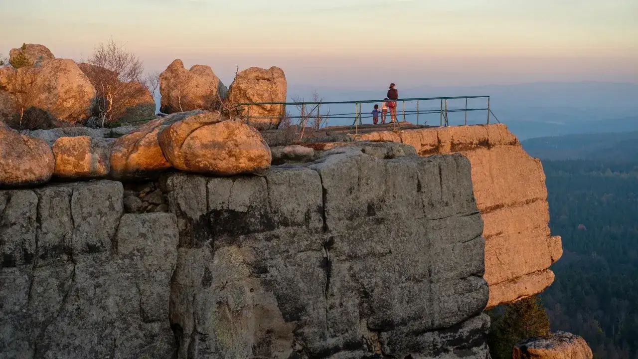 Góry Stołowe, to góry płytowe, z płaskimi szczytami i stromymi zboczami. Widok na skalne miasto o zachodzie słońca.