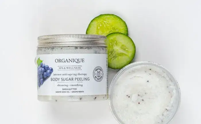 Peeling solny czy cukrowy - który lepiej zadba o Twoją skórę?