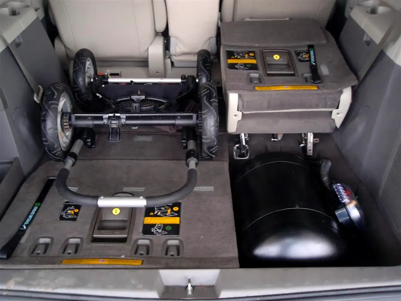 Gdzie znajduje się zbiornik LPG w Toyota Sienna? Oto odpowiedzi