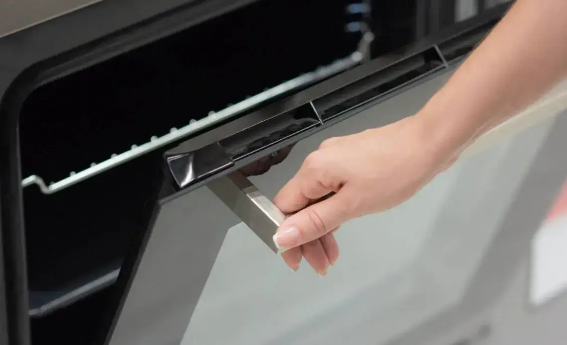 Jak rozebrać piekarnik Amica? Krok po kroku do czystych szyb i drzwi