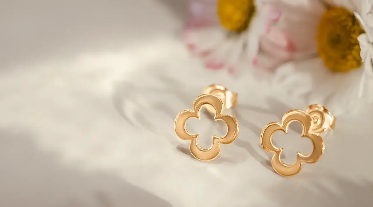 Pierwsze kolczyki: gdzie kupić, jakie wybrać i czego unikać?