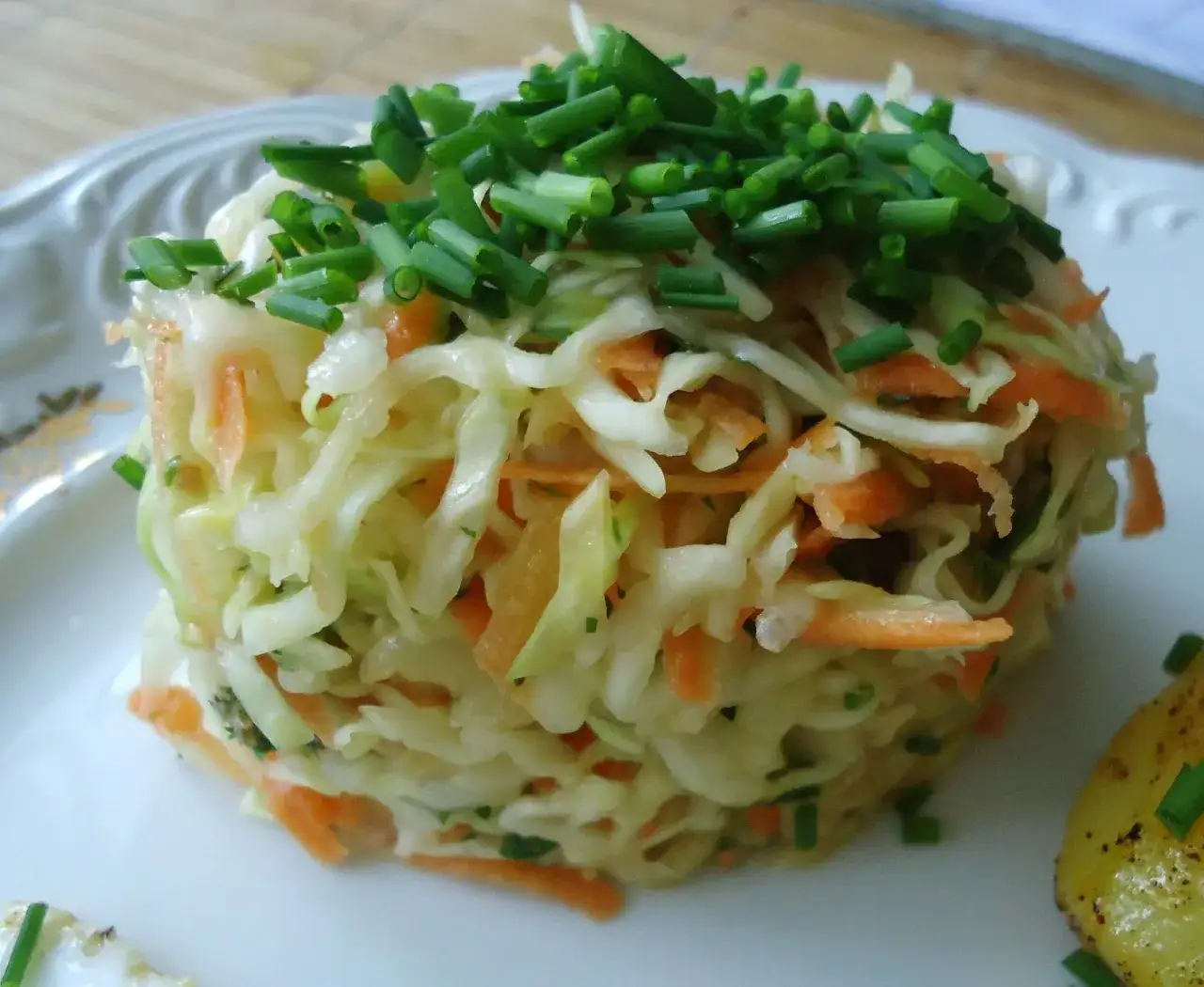 Prosty przepis na sałatkę z białej kapusty, którą pokochasz