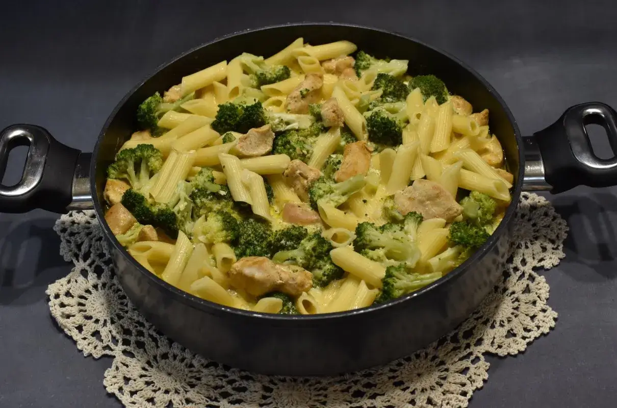 Penne z kurczakiem i brokułami – proste przepisy na pyszny obiad