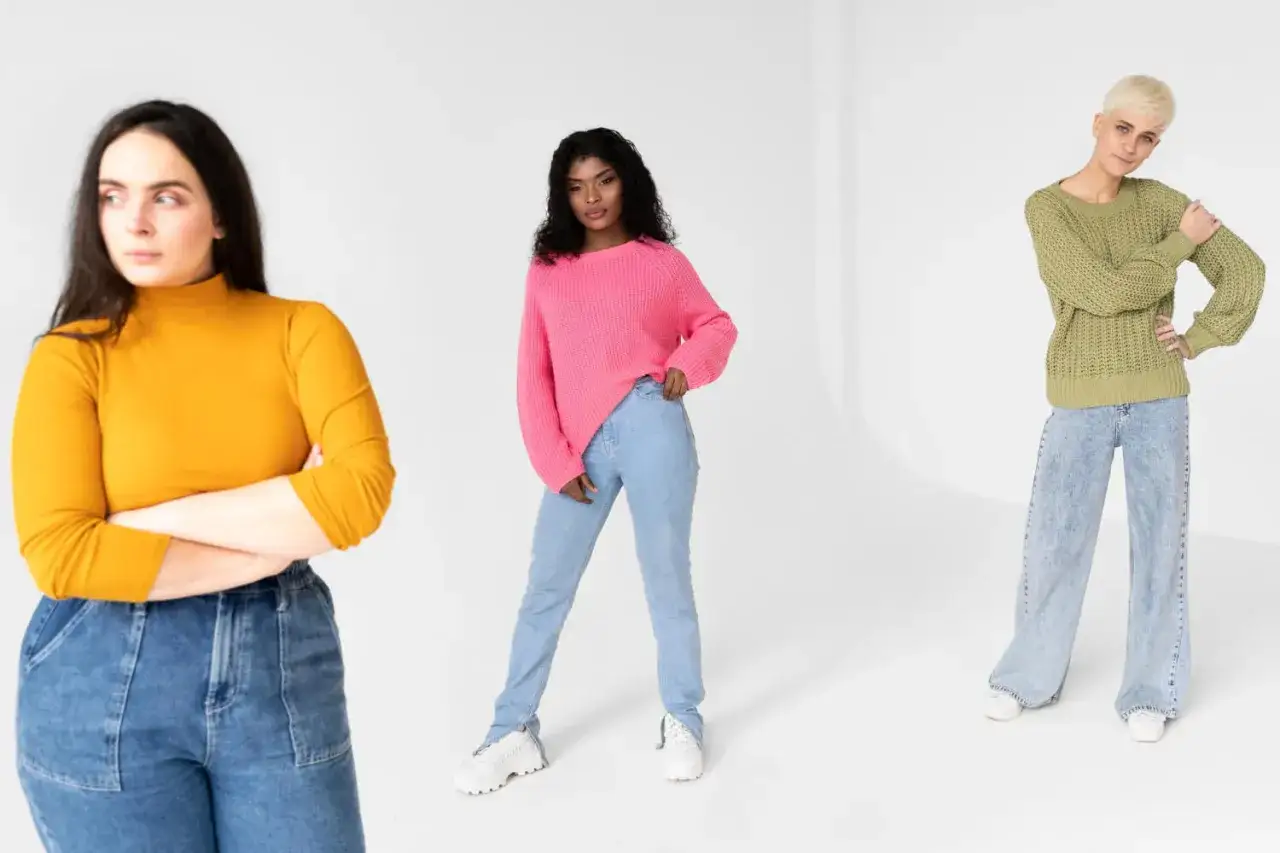 Trzy kobiety w swetrach i jeansach. Zastanawiasz się, jakie buty do szerokich spodni? Zobacz inspiracje!