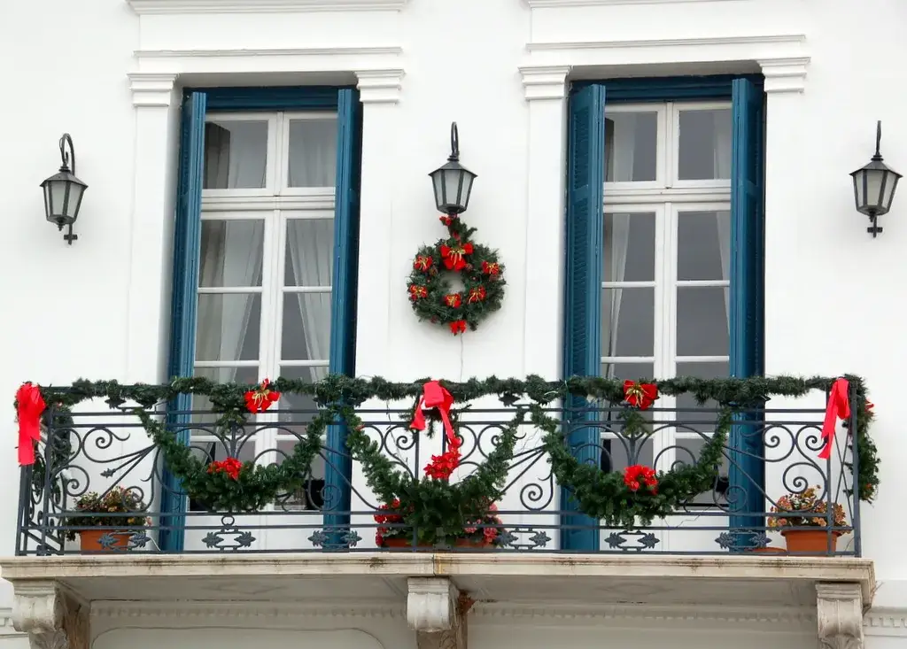 Jak ustroić balkon na święta - inspiracje, które zachwycą gości