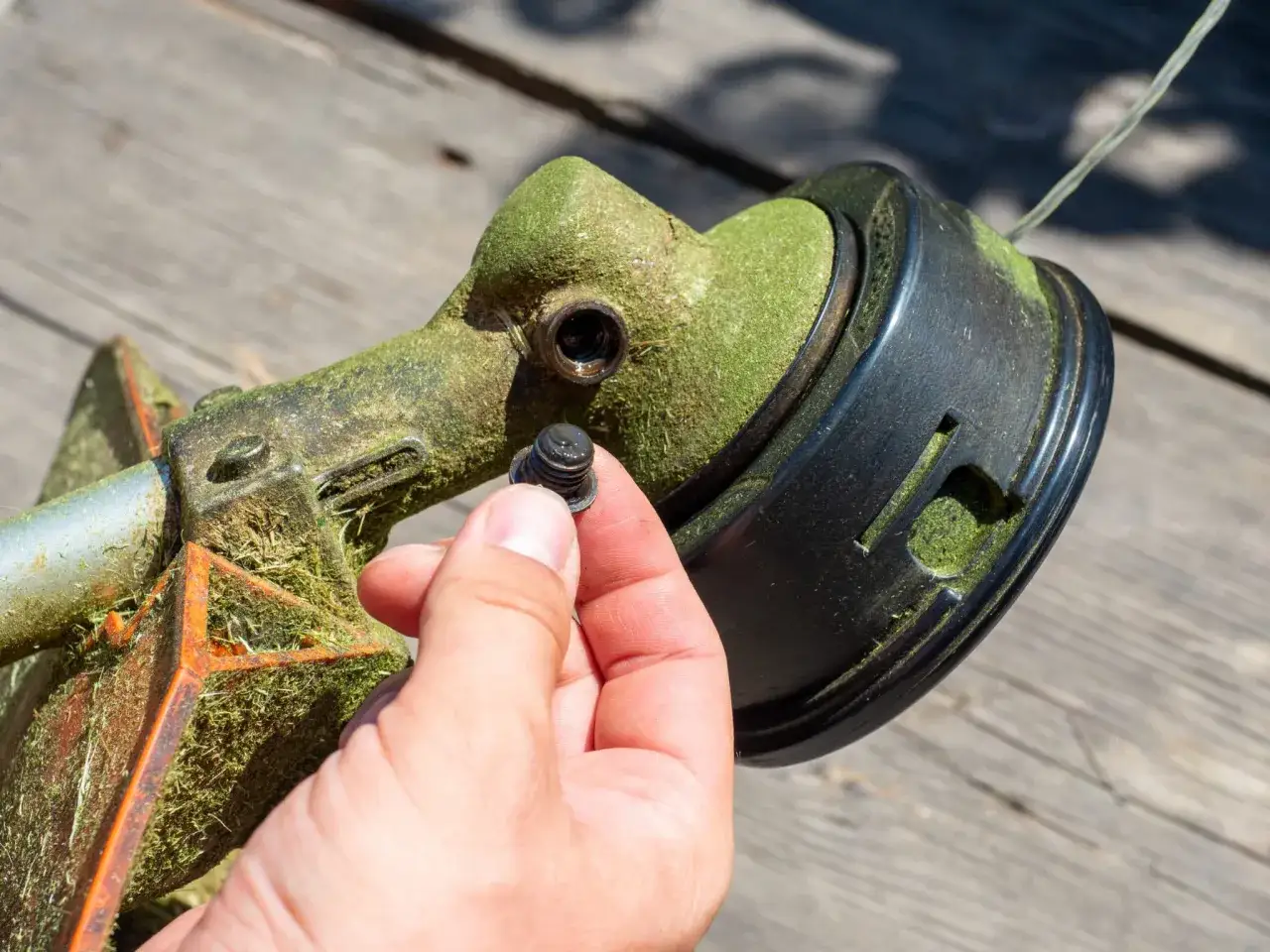 W którą stronę odkręcać nóż w kosiarce? Uniknij błędów!