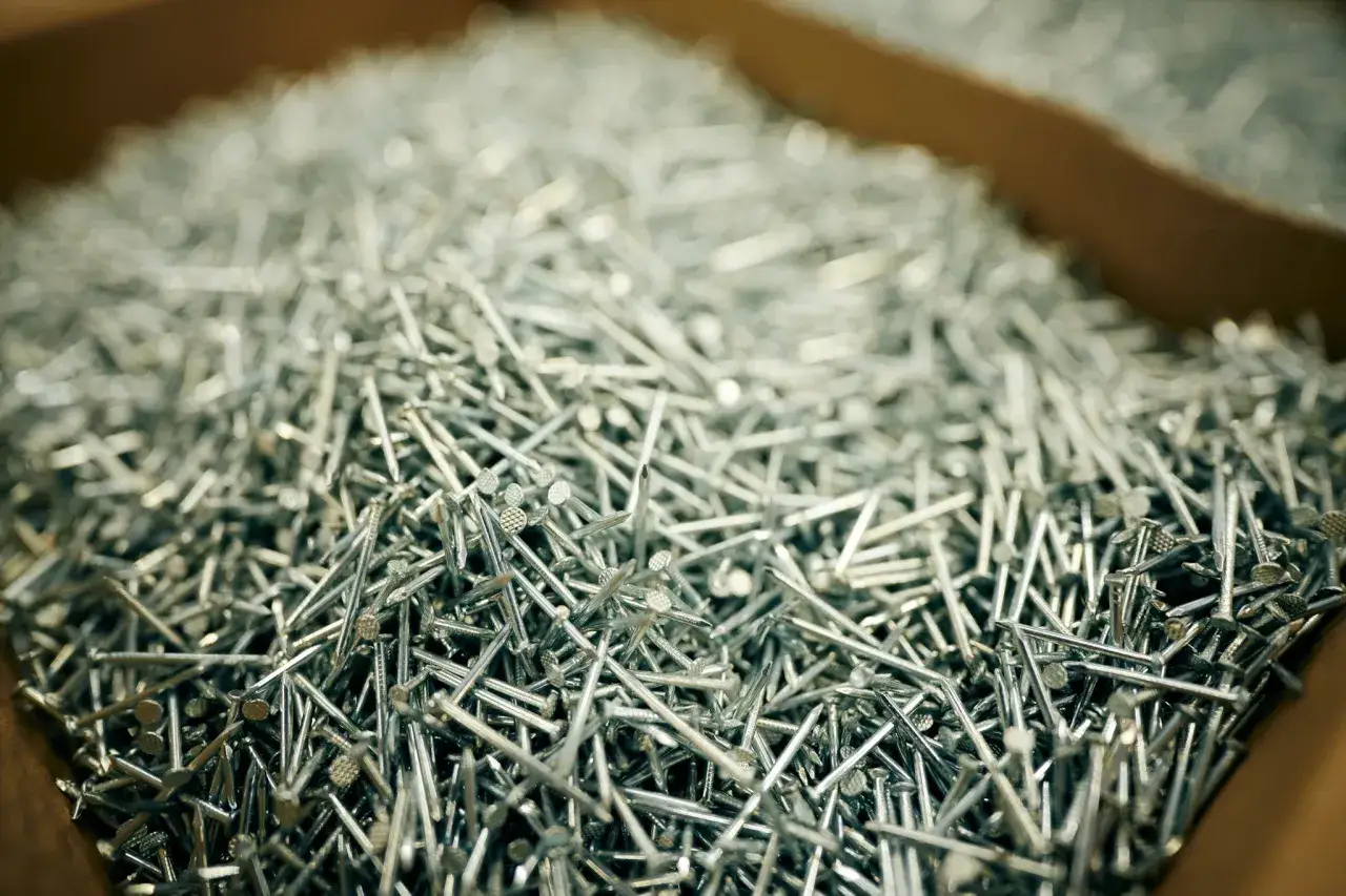 Jakie gwoździe do deskowania dachu zapewnią trwałość i stabilność?