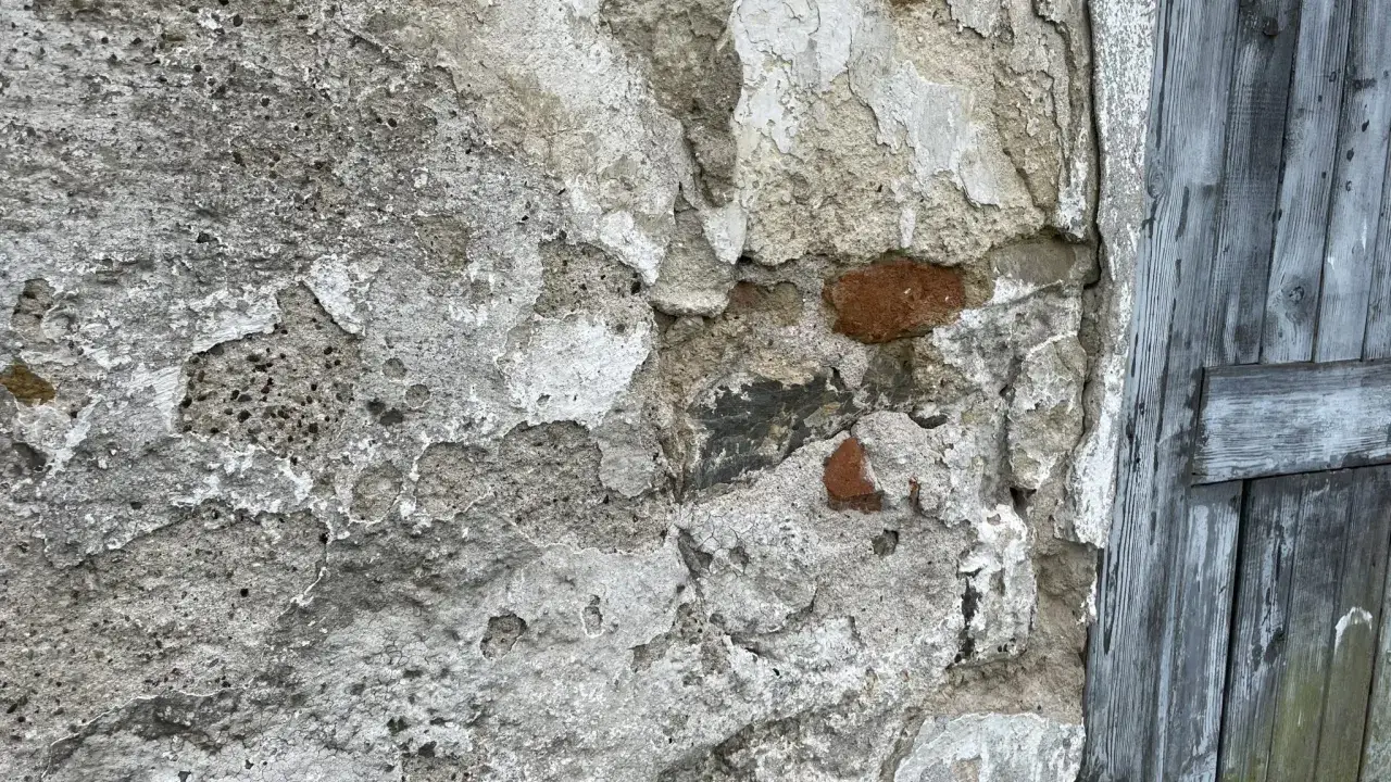 Idealna zaprawa do tynkownicy: błędy, które niszczą twoje ściany