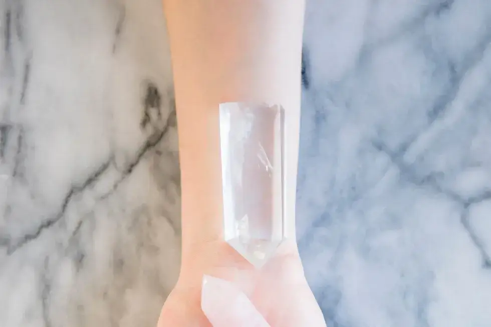 Jak używać kamieni do czakr? Praktyczny przewodnik</div>