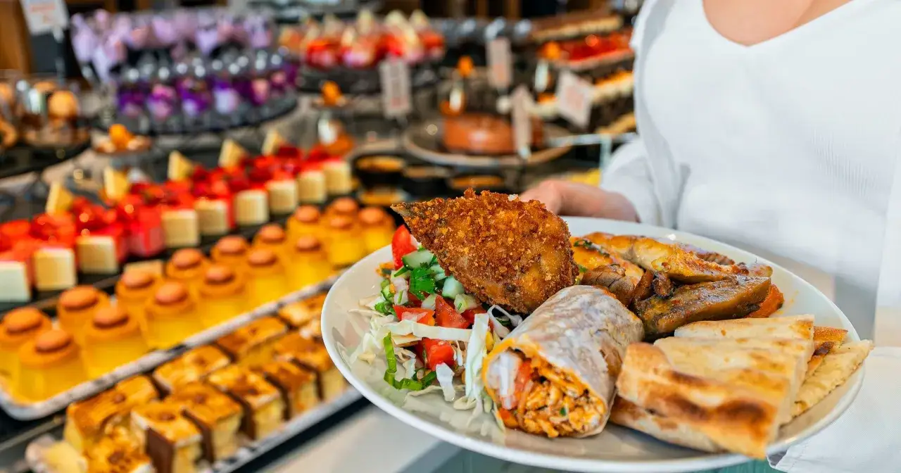 Ile jedzenia na wesele? Sprawdź, jak uniknąć marnowania jedzenia