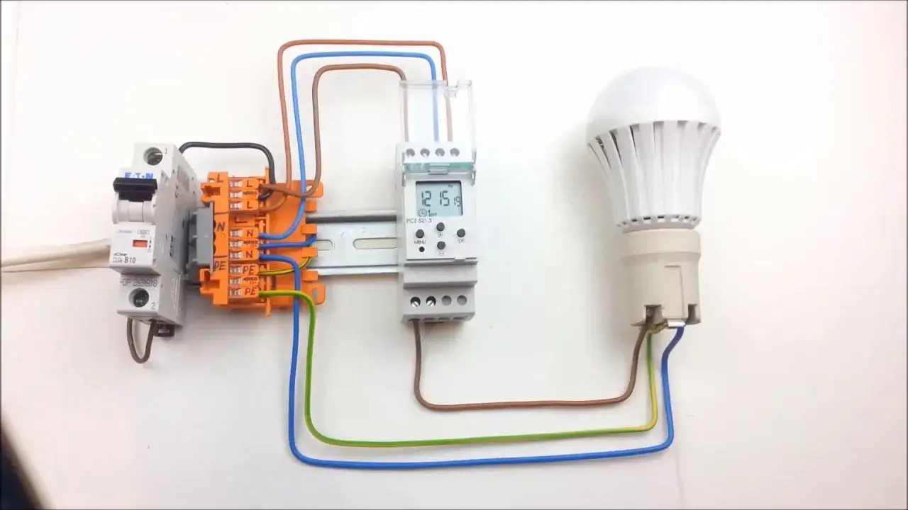 Programator czasowy DIN: Podłącz bezpiecznie i oszczędzaj energię.