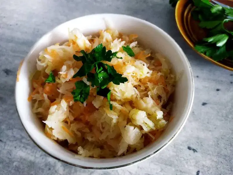 Jak zrobić idealną surówkę z kiszonej kapusty? Sprawdzony przepis