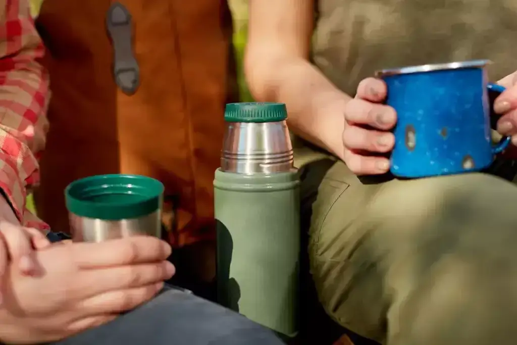 Termos na zimno: jak długo utrzyma chłód? Porady