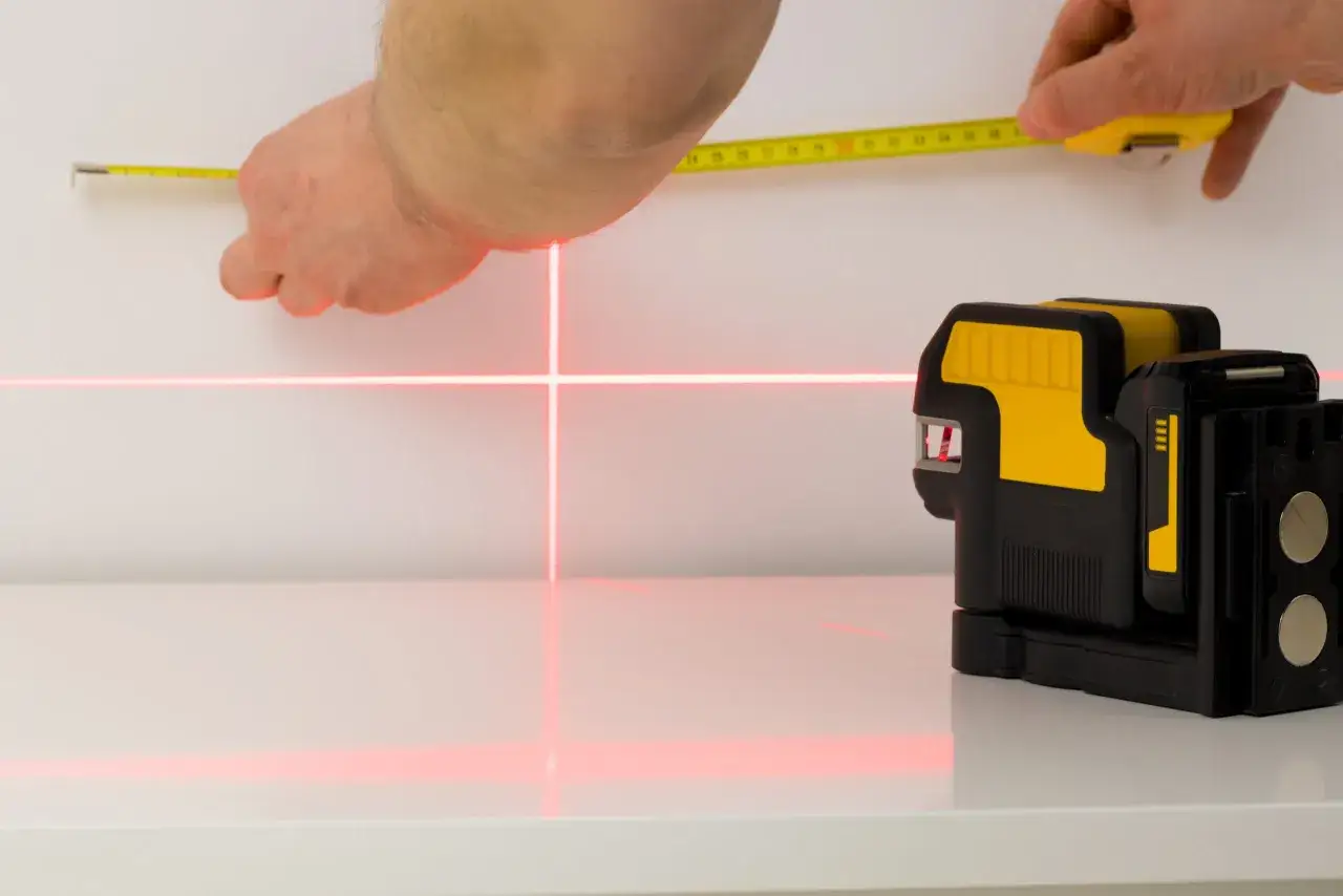 Jak działa poziomica laserowa? Sekret precyzji w Twoich rękach
