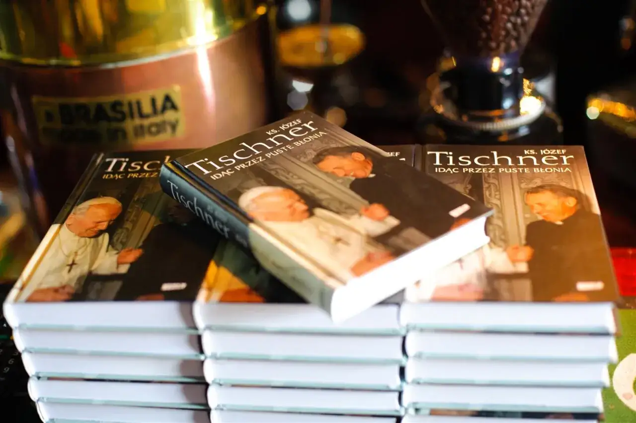 Stos książek z okładkami przedstawiającymi Jana Pawła II i ks. Tischnera.