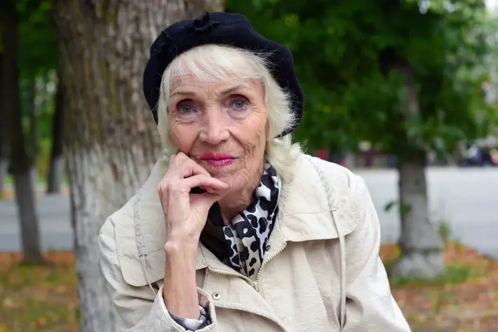 Wygodne czapki dla seniorów: stylowe nakrycia głowy, które pokochasz