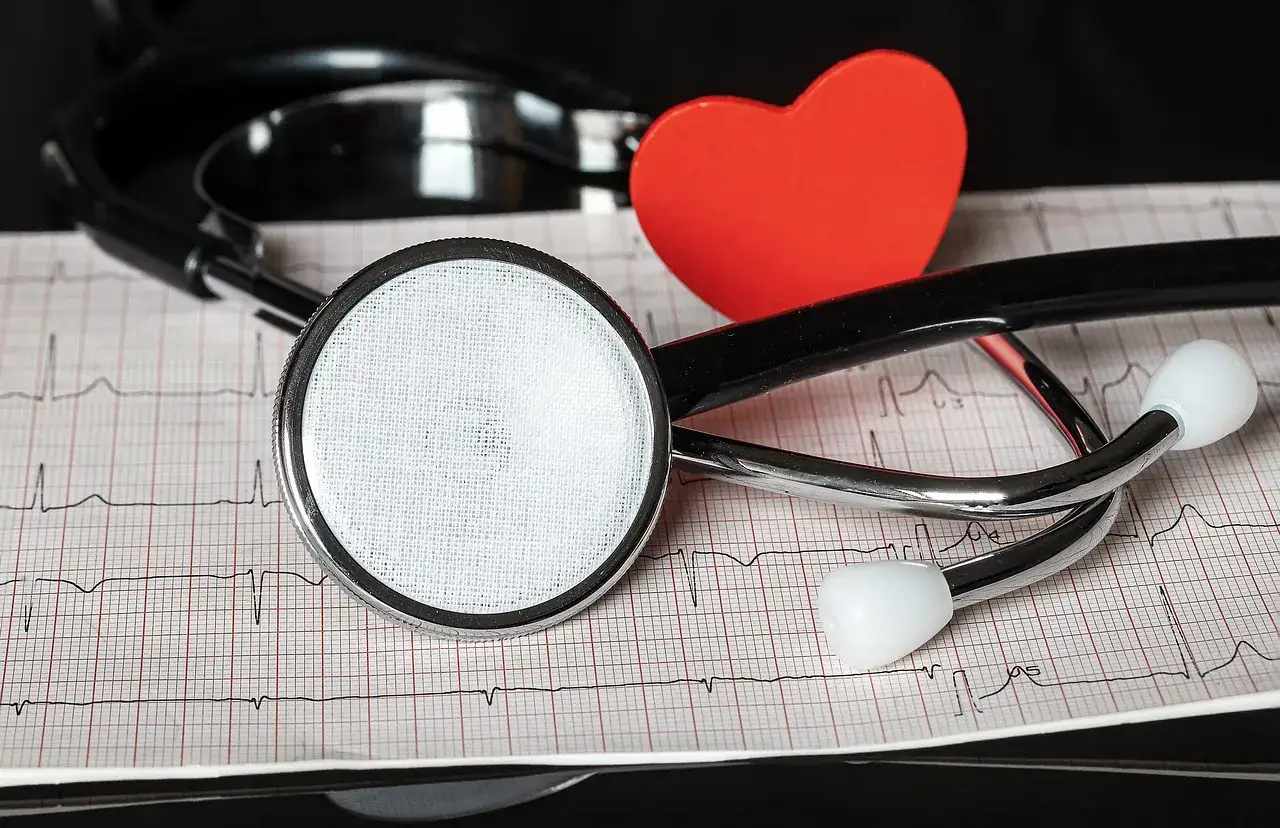 Stetoskop i czerwone serce na tle zapisu EKG. Dbamy o Twoje nt probnp.