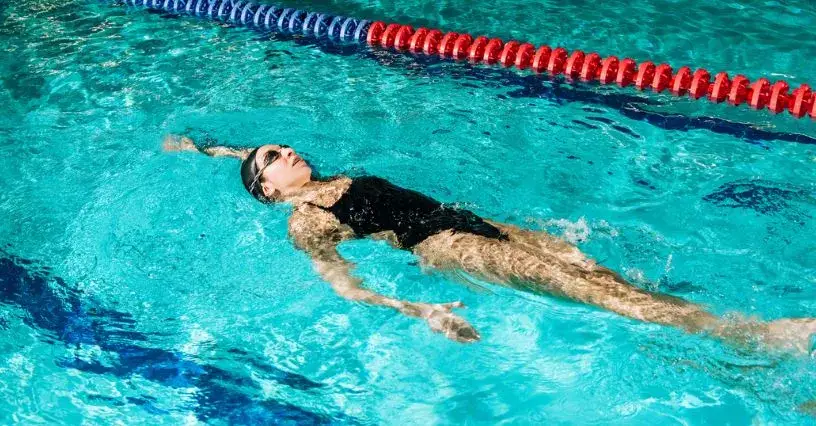 Pływanie na kręgosłup: Wybierz styl, który leczy, nie szkodzi!