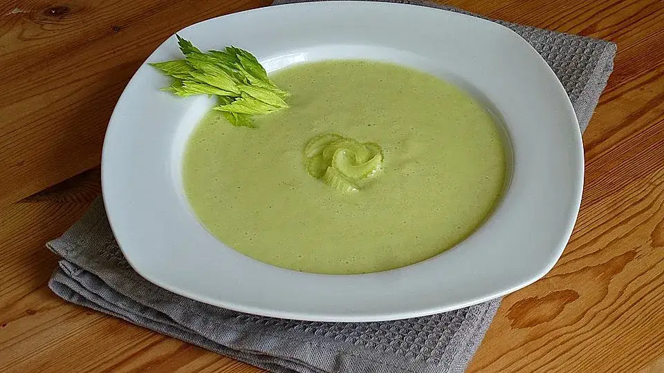 Cremige Stangenselleriesuppe: Gesund, einfach & vegan | Rezept