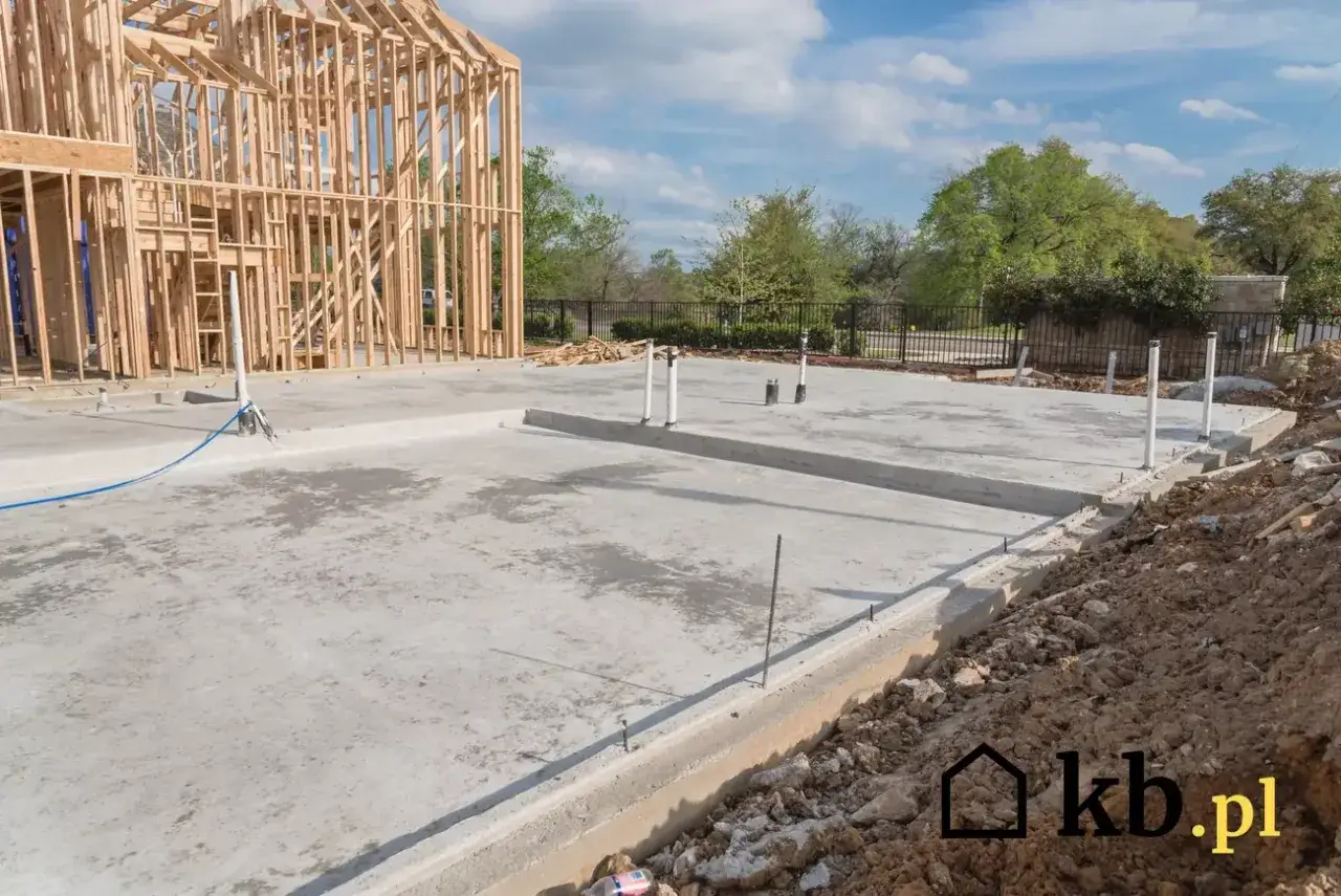 Wymiary strzemion pod fundament: Jak obliczyć i uniknąć błędów?